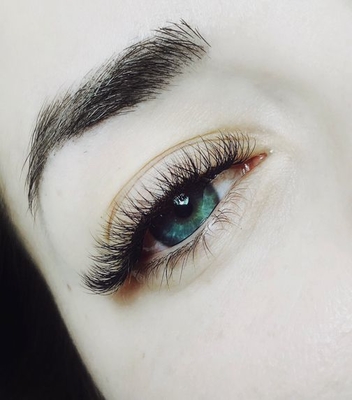 Идеальные реснички, брови, ногти со скидкой до 63% в студии красоты «Royal»!