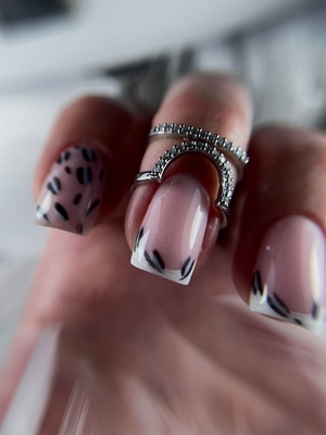 Маникюр, педикюр и обучение в студии «Royal Nails» со скидкой до 50% Маникюр, педикюр и обучение в студии «Royal Nails» со скидкой до 50%