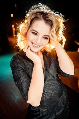 Анна Коста, ведущая